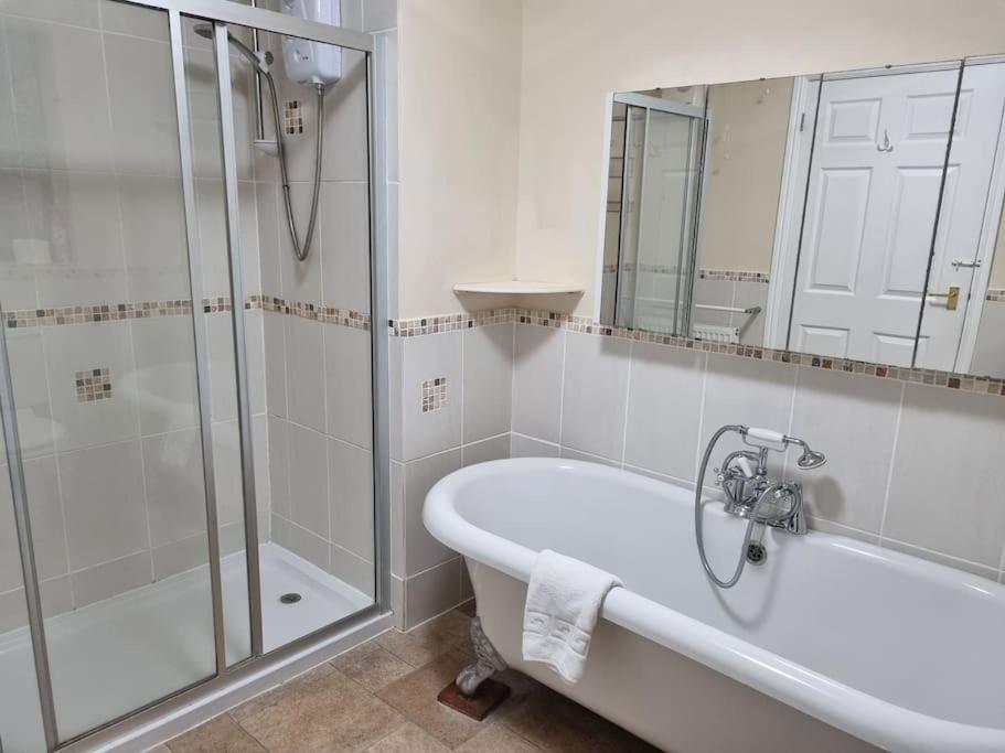 Spacious Detached Home With Beautiful Seaviews, Sleeps 6 Trimingham Экстерьер фото